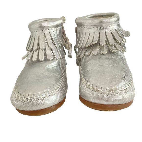 Minnetonka Aria Silver Fringe Moccasin Girls 6 Metallic Ankle Bootie Rubber Sole - Picture 4 of 11